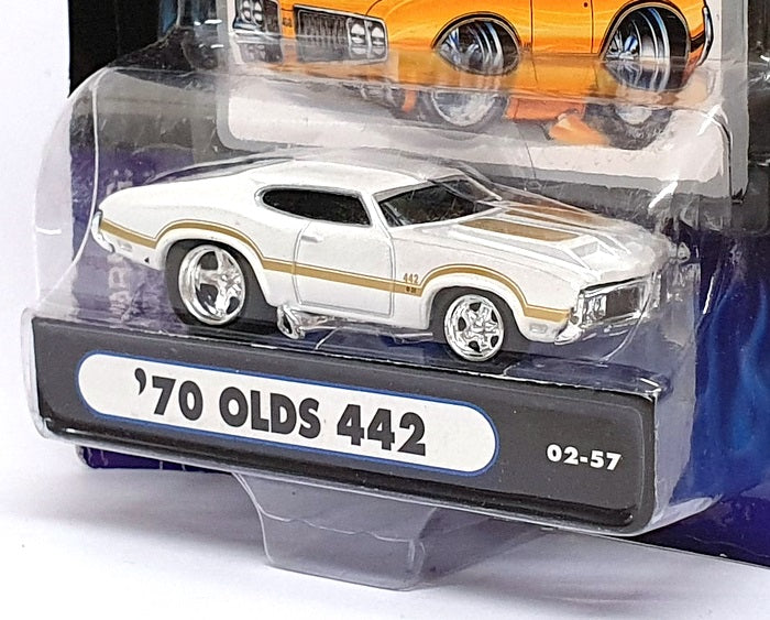 Muscle Machines 1/64 Scale 71161 02-57 - 1970 Oldsmobile 442 - White/Gold