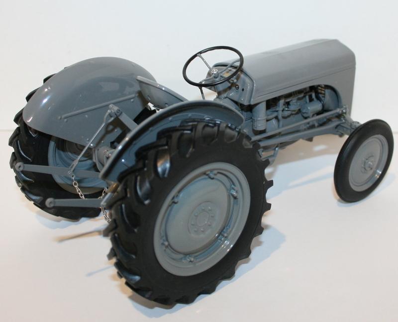 Universal Hobbies 1/16 Scale Diecast UH2690 - 1949 Ferguson TEA 20 Tractor