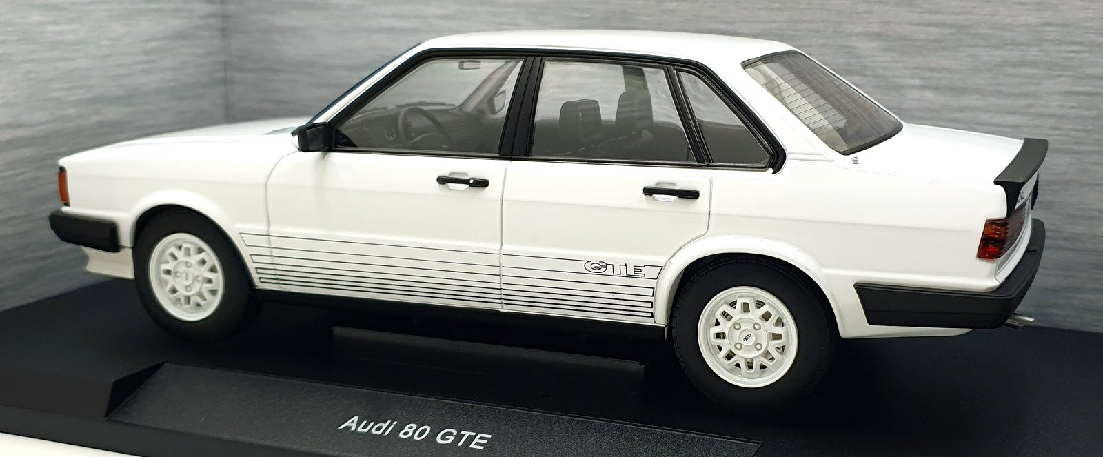MCG 1/18 Scale Diecast MCG18527 - Audi 80 B2 - White