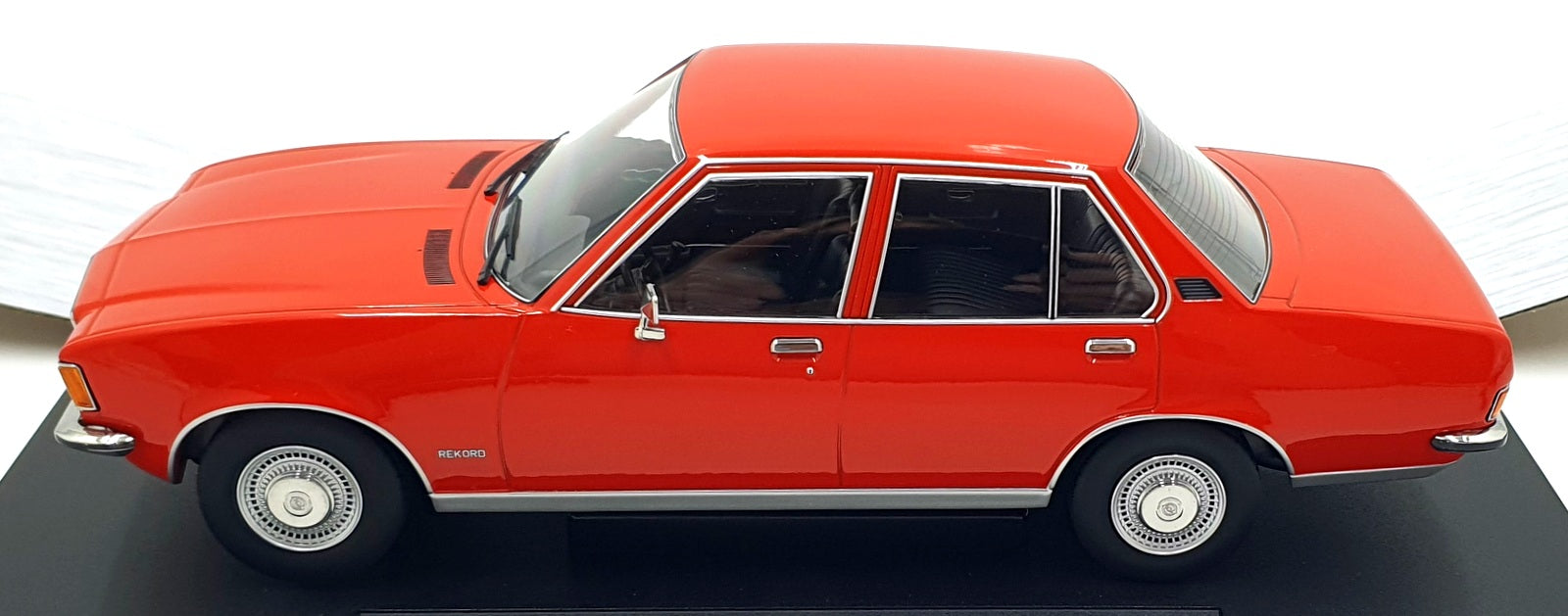 MCG 1/18 Scale Diecast MCG18563 - Opel Rekord D - Red