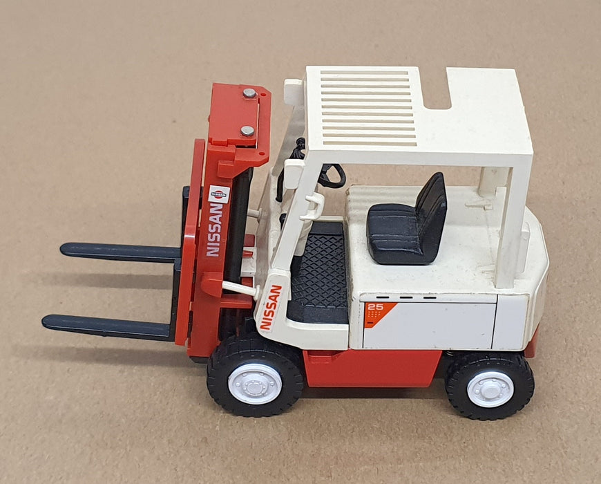 Diapet 1/24 Scale 011 - Nissan 25 BX Series Forklift Truck - White/Red