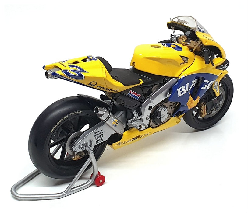 Minichamps 1/12 Scale 122 037103 - Honda RC211V M. Biaggi MotoGP 2003