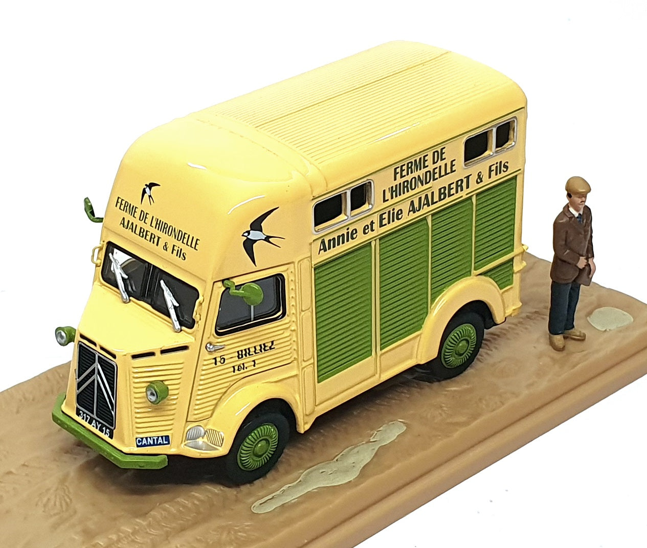 Atlas Editions 1/43 Scale 2428 009 - Citroen Type H Utility Van Diorama