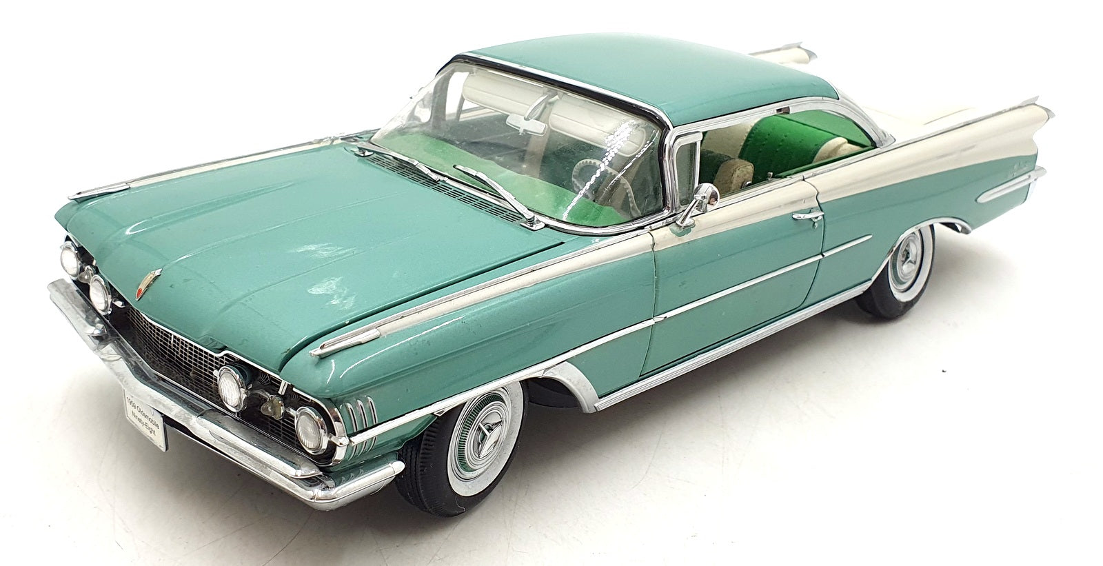 Sun Star 1/18 Scale Diecast 5241 - 1959 Oldsmobile 98 Hard Top - Green/White