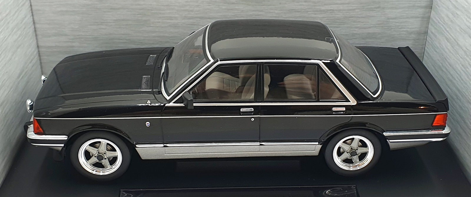 Model Car Group 1/18 Scale MCG18536 - Ford Granada MK II 2.8 Injection Met. Grey