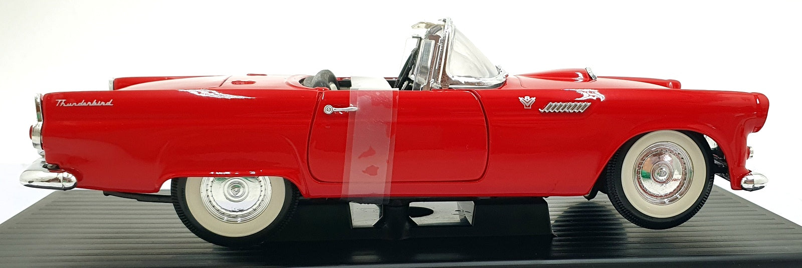 Road Signature 1/18 Scale 92068 - 1955 Ford Thunderbird - Red