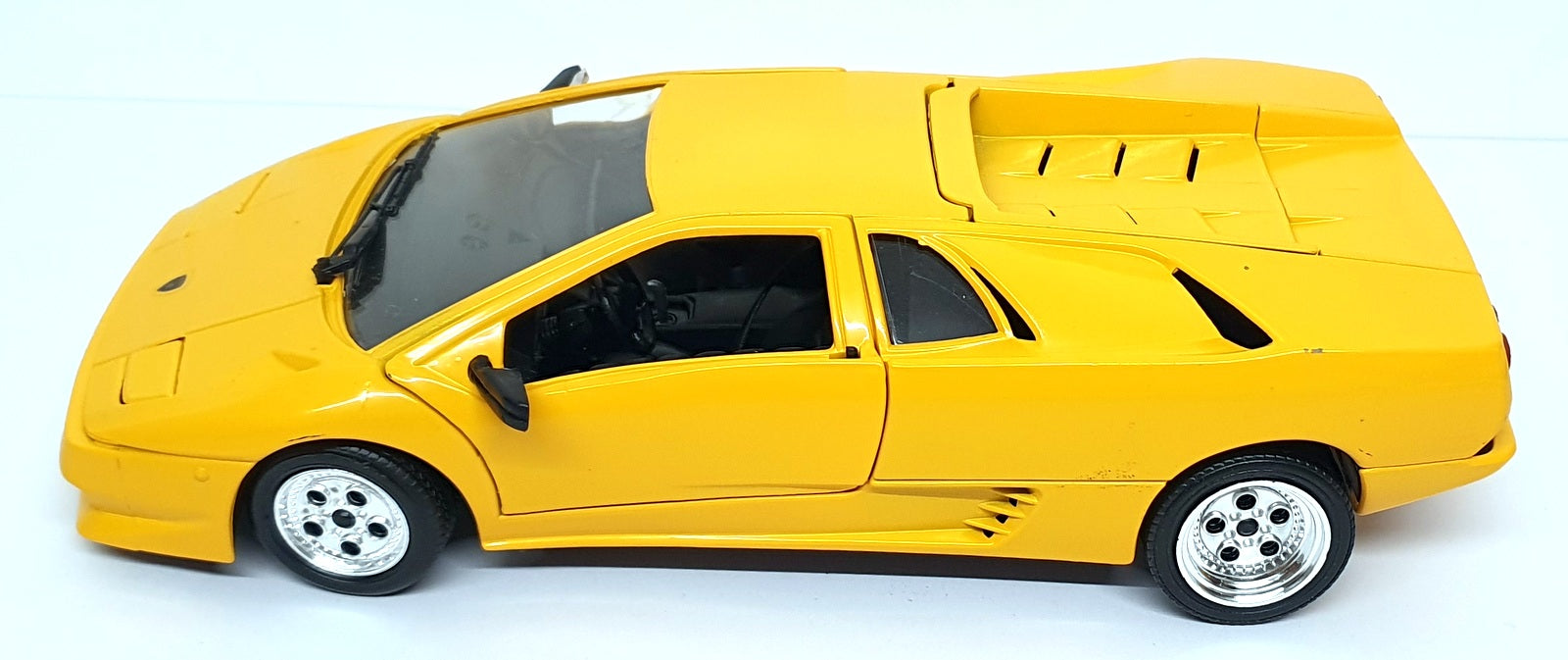 Polistil 1/16 Scale Diecast 058373 - Lamborghini Diablo - Yellow