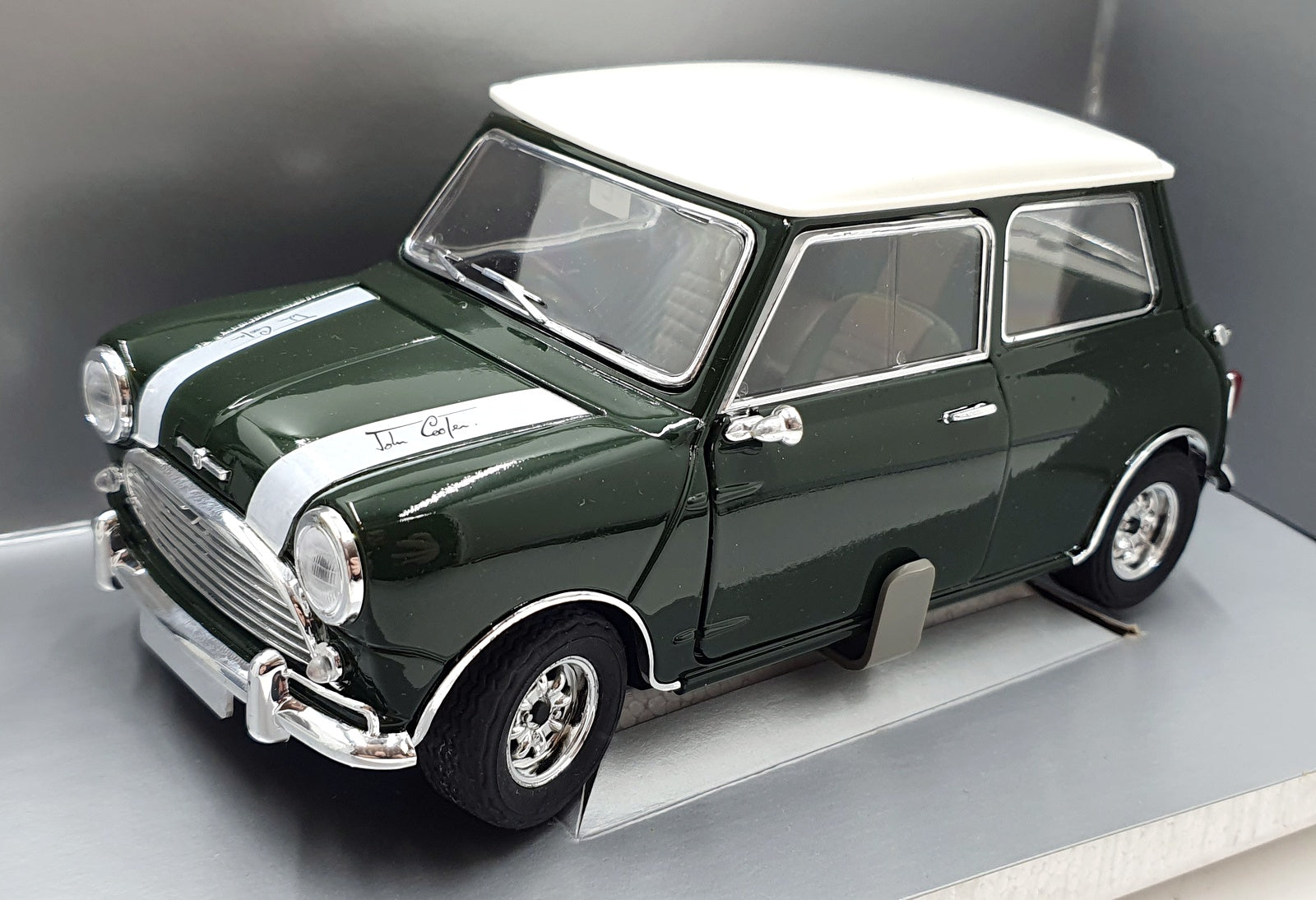 Solido 1/18 Scale Diecast  7190-3 - Mini Cooper John Cooper Works - Green