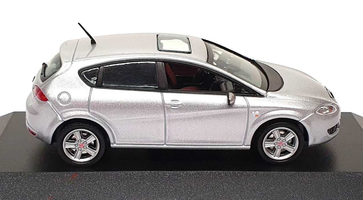 Dealership Model 1/43 Scale Diecast 03107 - Seat Leon - Luna Silver