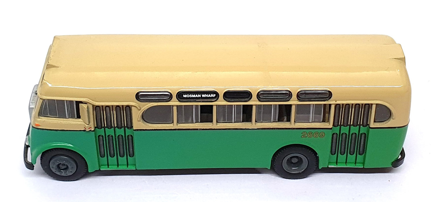 ABC 1/76 Scale AU 1-B - Daimler CV Oz Bus New South Wales Rt. 220 - Beige/Green