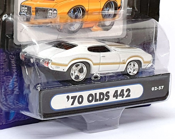 Muscle Machines 1/64 Scale 71161 02-57 - 1970 Oldsmobile 442 - White/Gold