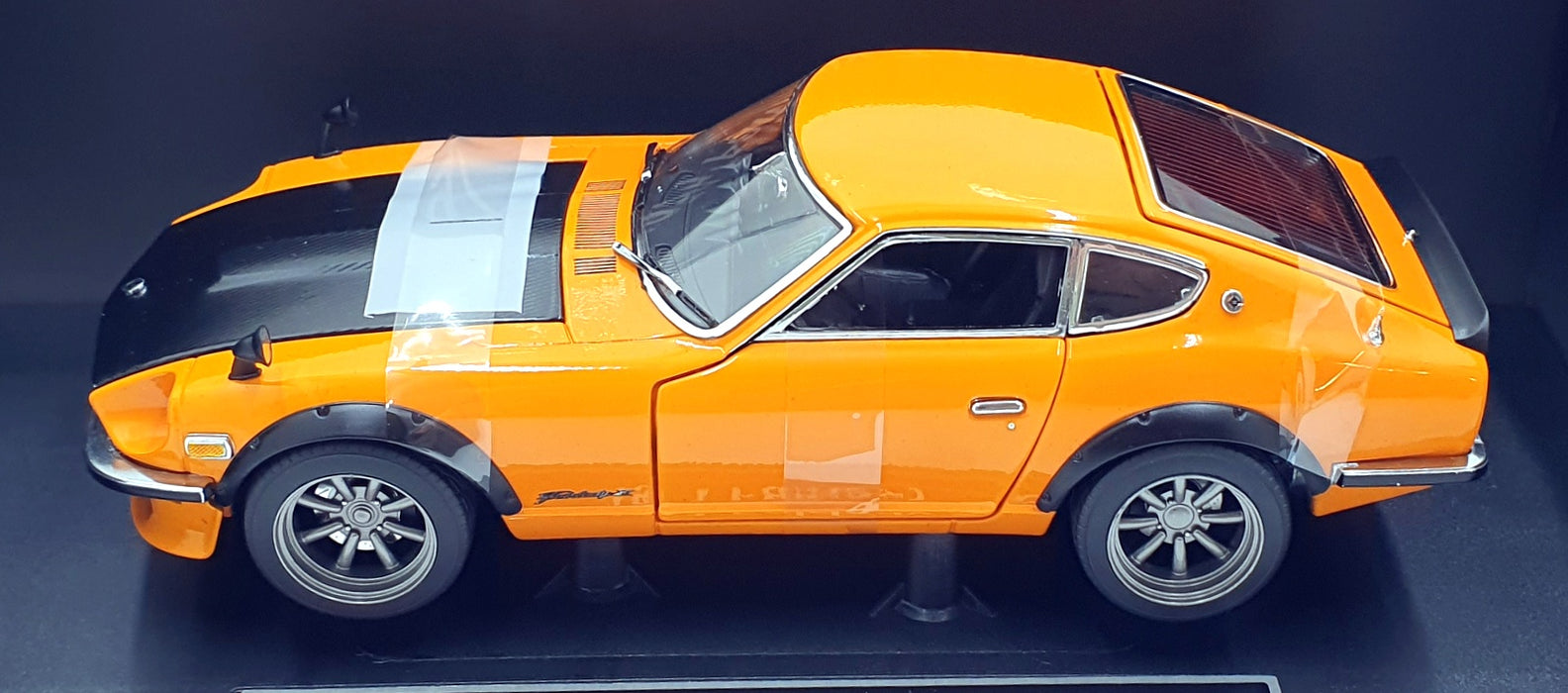Sun Star 1/18 Diecast 3516R - 1971 Nissan Fairlady Z (S30) - Orange