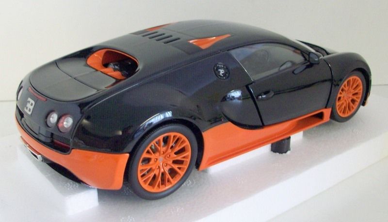 Minichamps 1/18 Scale 100 110840 - Bugatti Veyron Super Sport 2011 Carbon + Oran