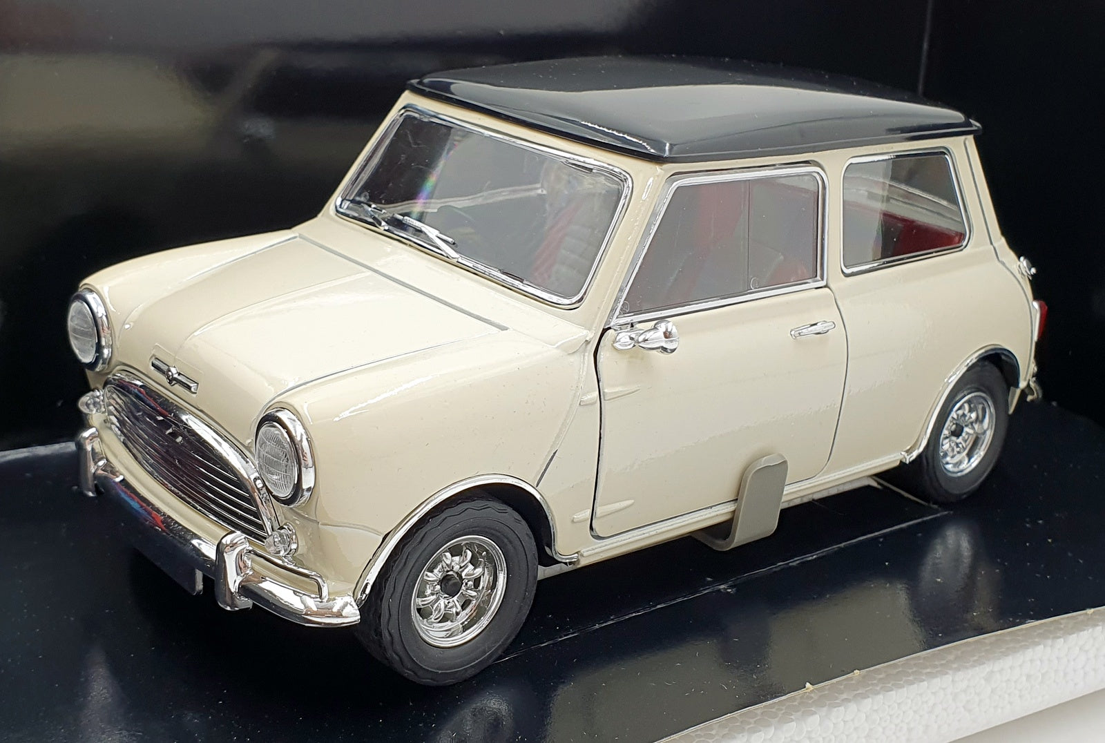 Solido 1/18 Scale Diecast  71821 - Austin Mini Cooper - Cream/Black Roof