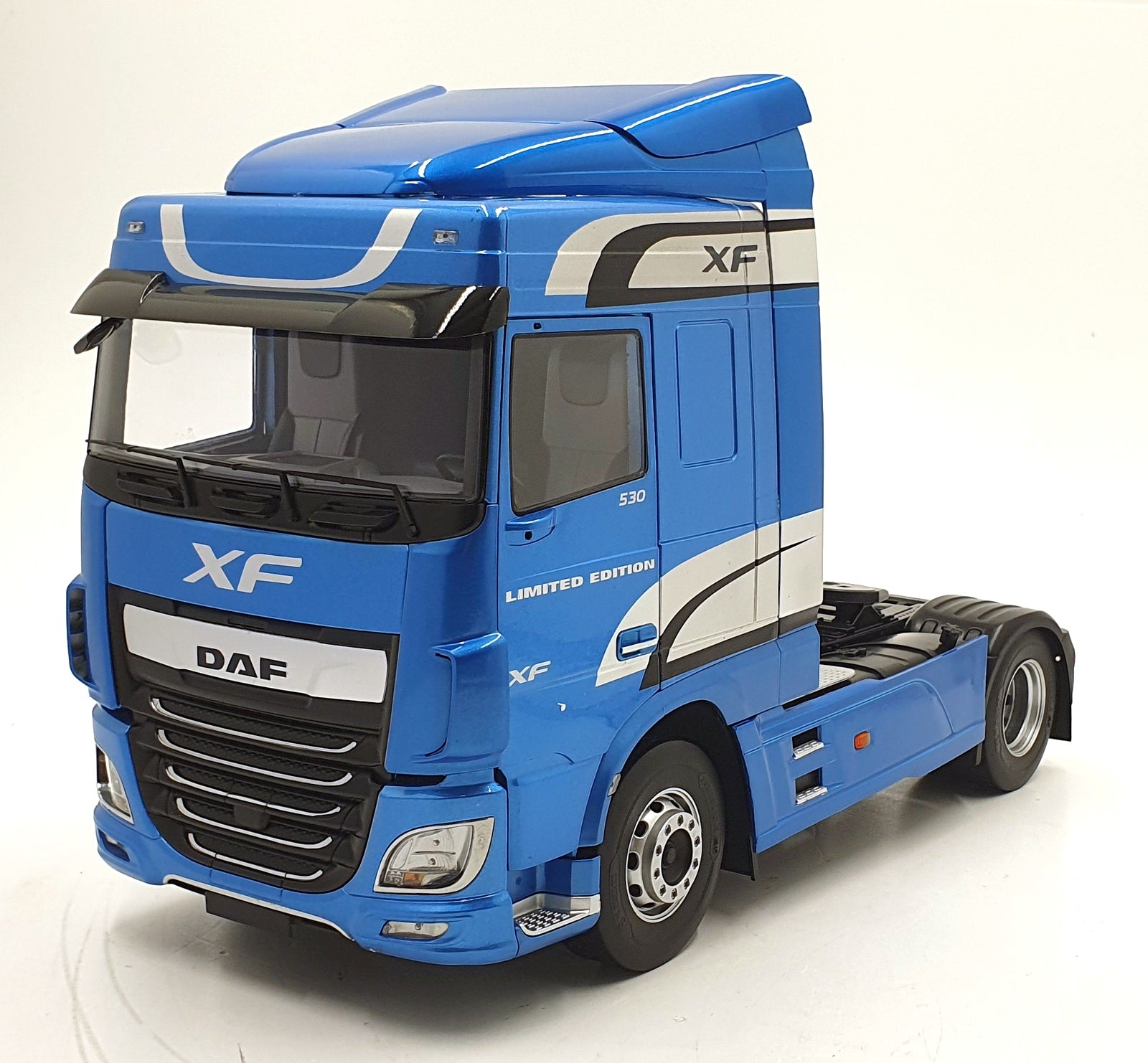 Ixo 1/18 Scale PCL30213 - DAF XF Space Truck - Met. Blue
