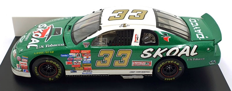 Action 1/24 Scale W249816064  - Chevrolet 1998 NASCAR #33 - Schrader