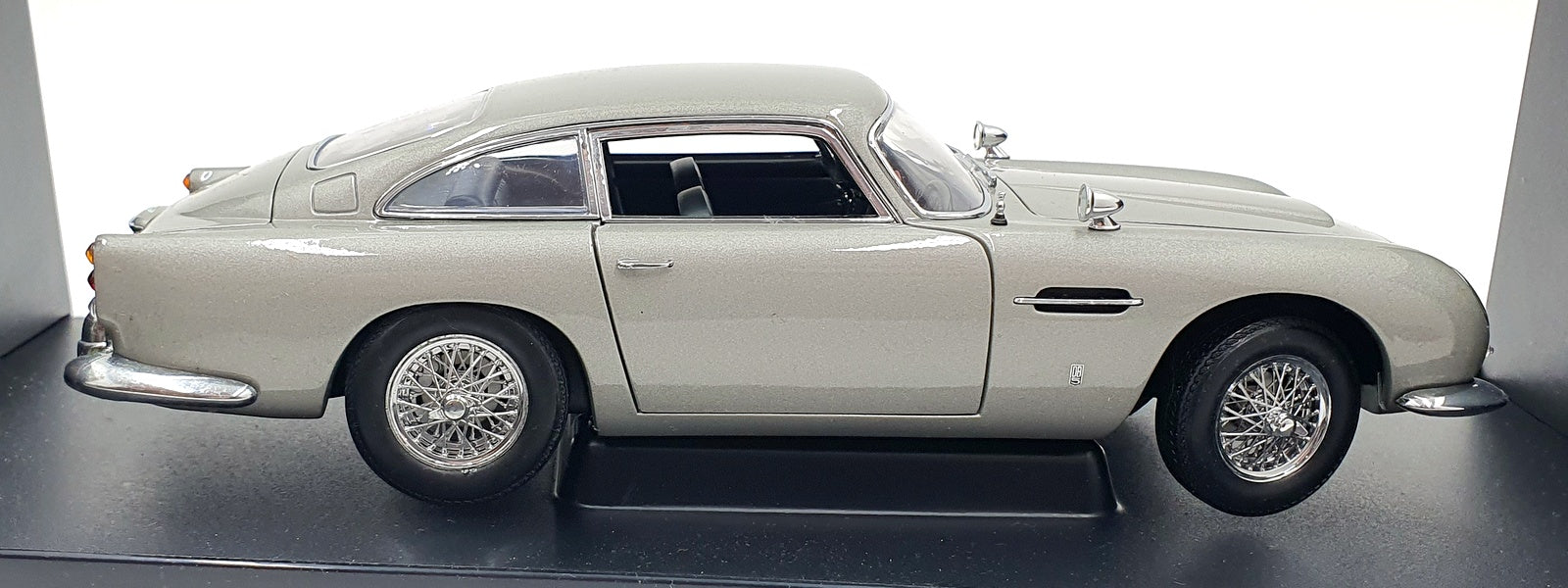 Autoart 1/18 Scale 70020 Aston Martin DB5 007 James Bond Goldfinger Silver