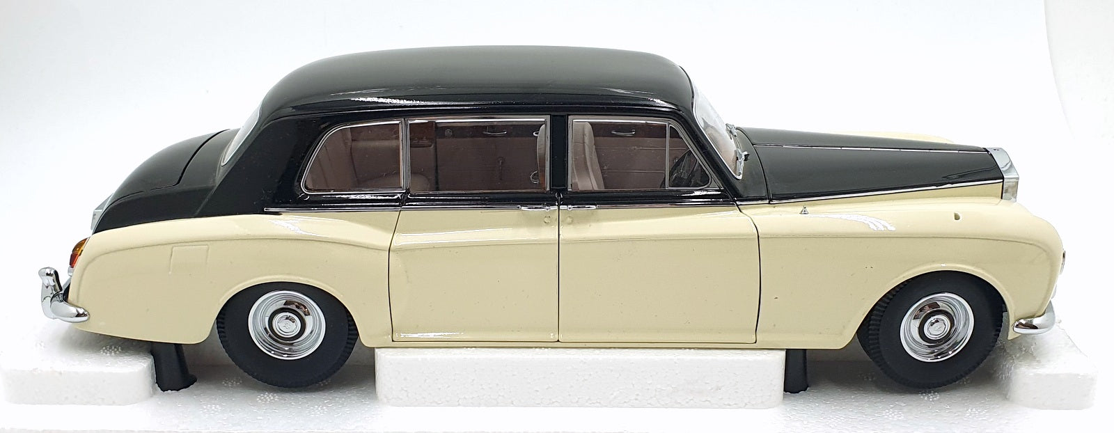 Paragon Models 1/18 Scale PA-38219 1964 Rolls Royce Phantom V RHD Black/Ivory