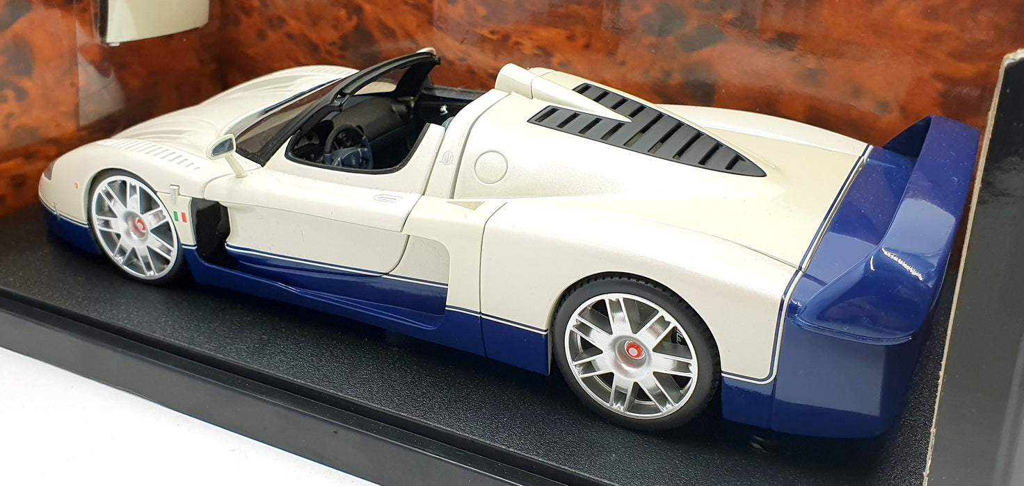 Hot Wheels 1/18 Scale Diecast G7158 - Maserati MC12 - White/Blue