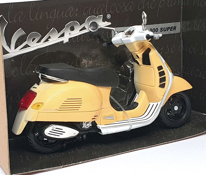 Cararama 1/12 Scale 01529 - Vespa GTS 300 Super Motorbike - Beige/White