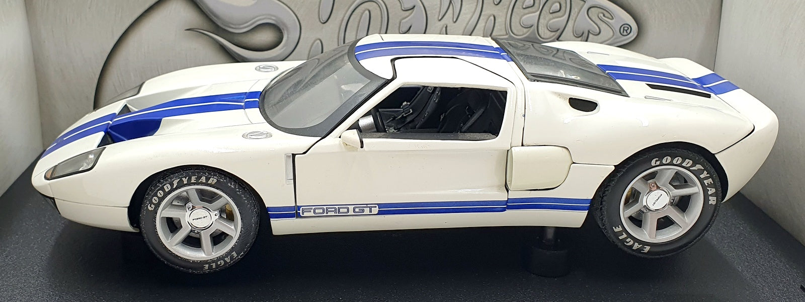 Hot Wheels 1/18 Scale Diecast J2616 - Ford GT Concept GT40 - White Blue