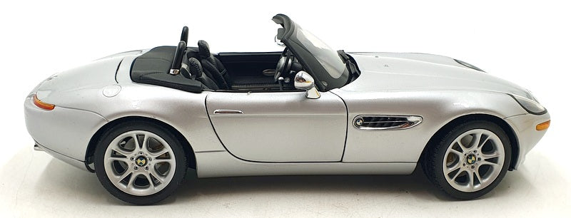 Kyosho 1/18 Scale Diecast 80 43 0 007 667 BMW Z8 James Bond 007 TWINE Silver