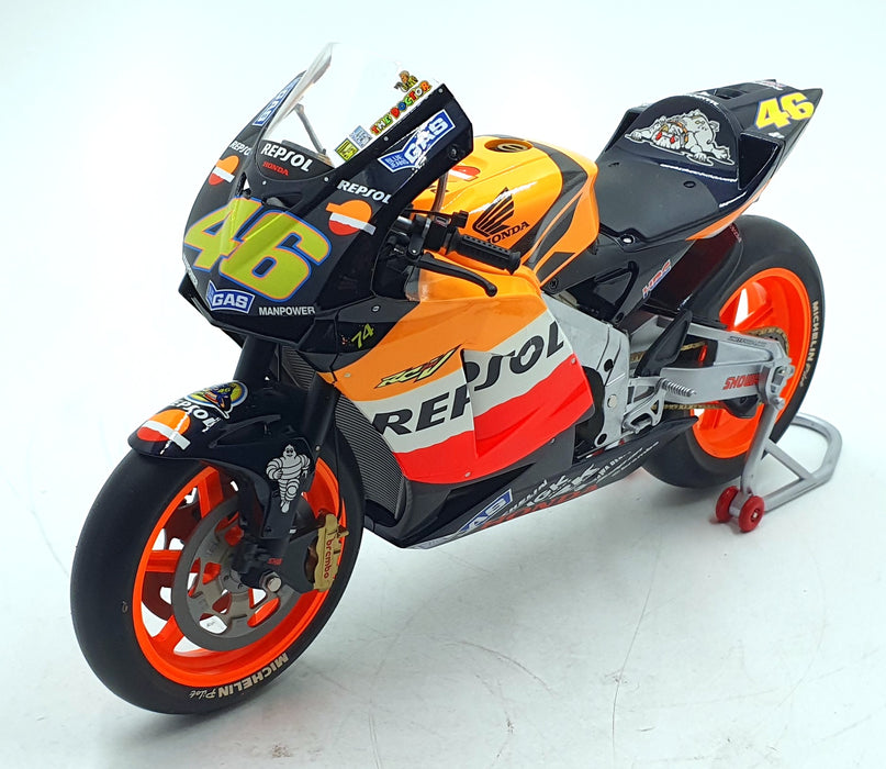 Minichamps 1/6 Scale 062 037146 - Honda RC211V Repsol V.Rossi #46 Moto GP 2003