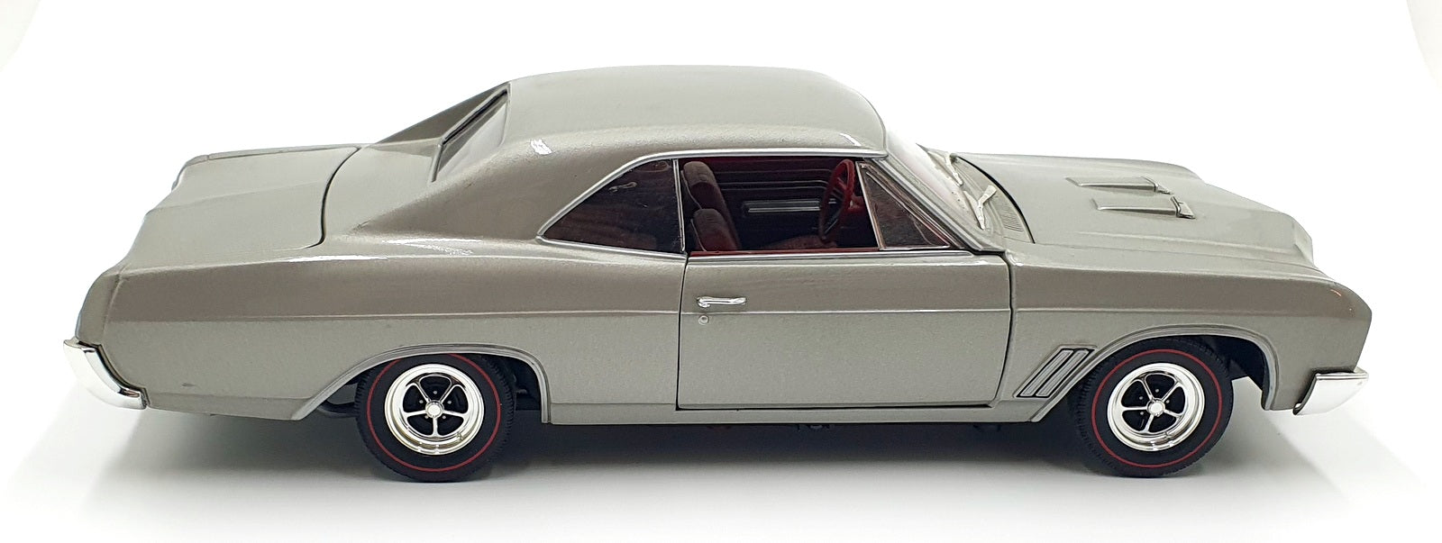 Ertl 1/18 Scale Diecast 14126J - 1967 Buick GS 400 - Silver