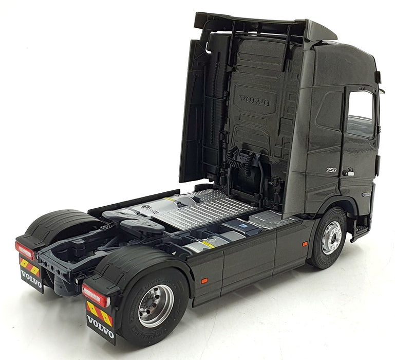 Solido 1/24 Scale Diecast S2400102 Volvo FH16 Globetrotter XL 2022 - Black