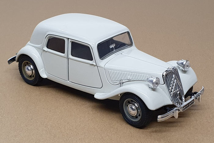Burago 1/24 Scale Diecast 25625K - Citroen TA 15cv - Off White