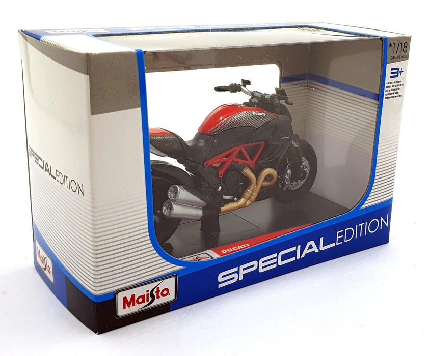 Maisto 1/18 Scale 39300 - Ducati Diavel Carbon Motorbike - Black/Red