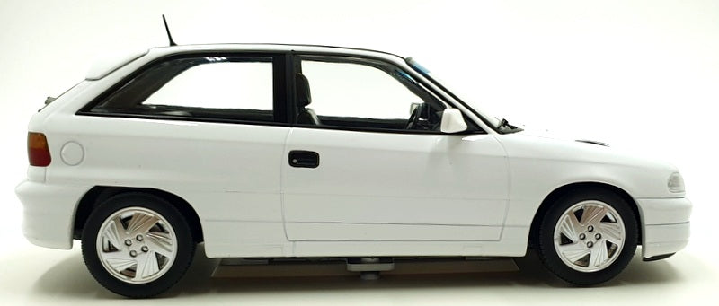 Norev 1/18 Scale Diecast 183673 - 1991 Opel Astra GSi - White