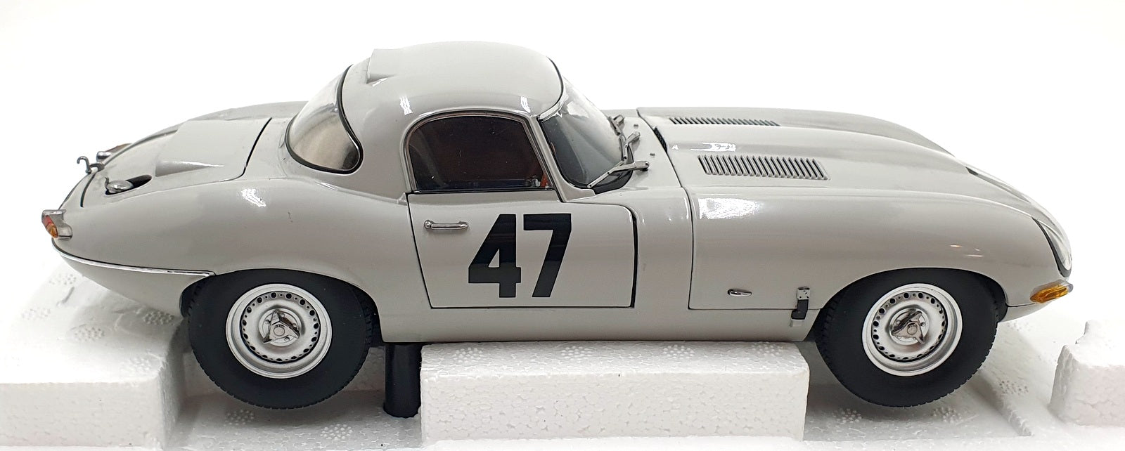 Paragon 1/18 Scale Diecast PA-98341 - Jaguar Lightweight E-Type Coombs 1963