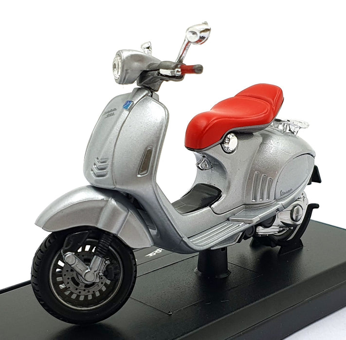 Maisto 1/18 Scale 39540 - 2014 Vespa 946 Bellissima Moped - Silver