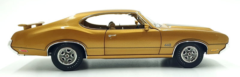 Acme 1/18 Scale Diecast A1805604 1970 Oldsmobile 442 Holiday Coupe - Gold