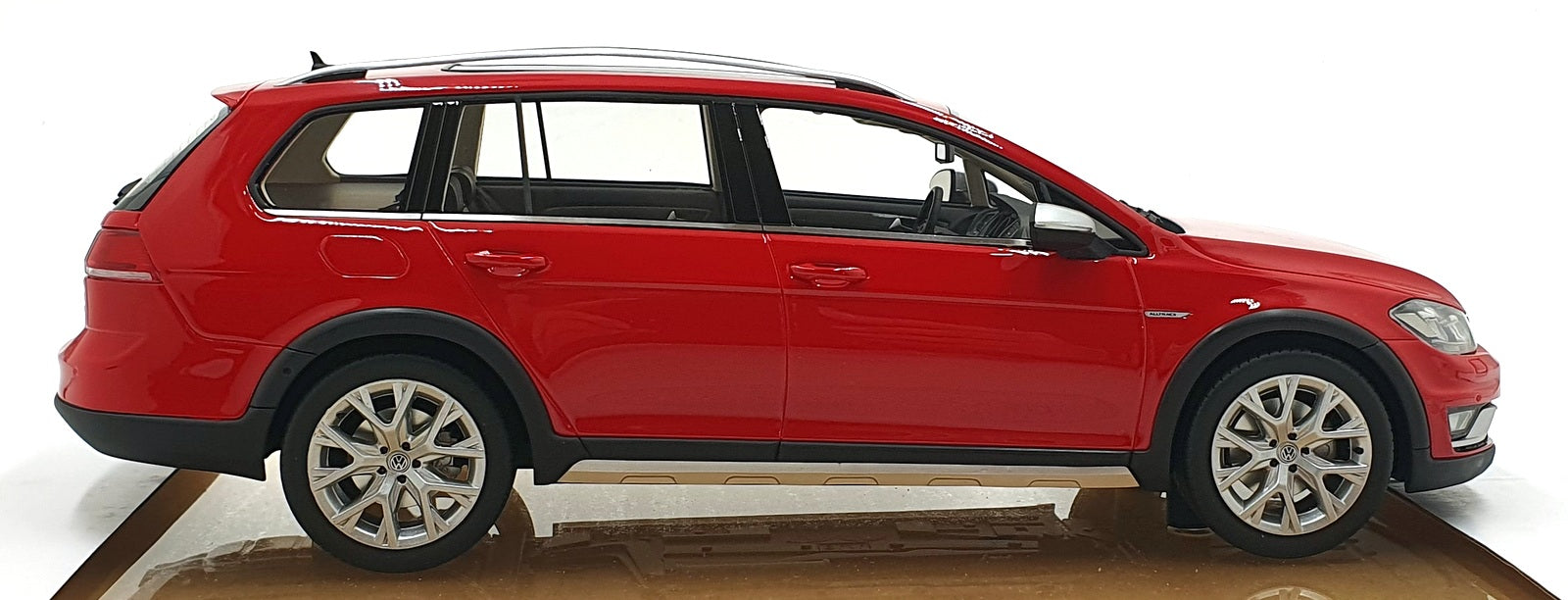 DNA Collectibles 1/18 Scale DNA000035 - Volkswagen Golf Altrack - Red