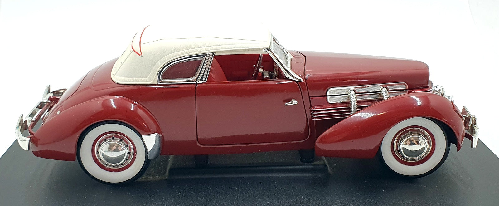 Signature 1/18 Scale 18112 - 1937 Cord 812 Supercharged - Red