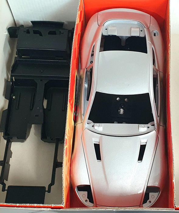 Burago 1/24 Scale Metal Kit 70063 2002 Aston Martin V12 Vanquish Silver