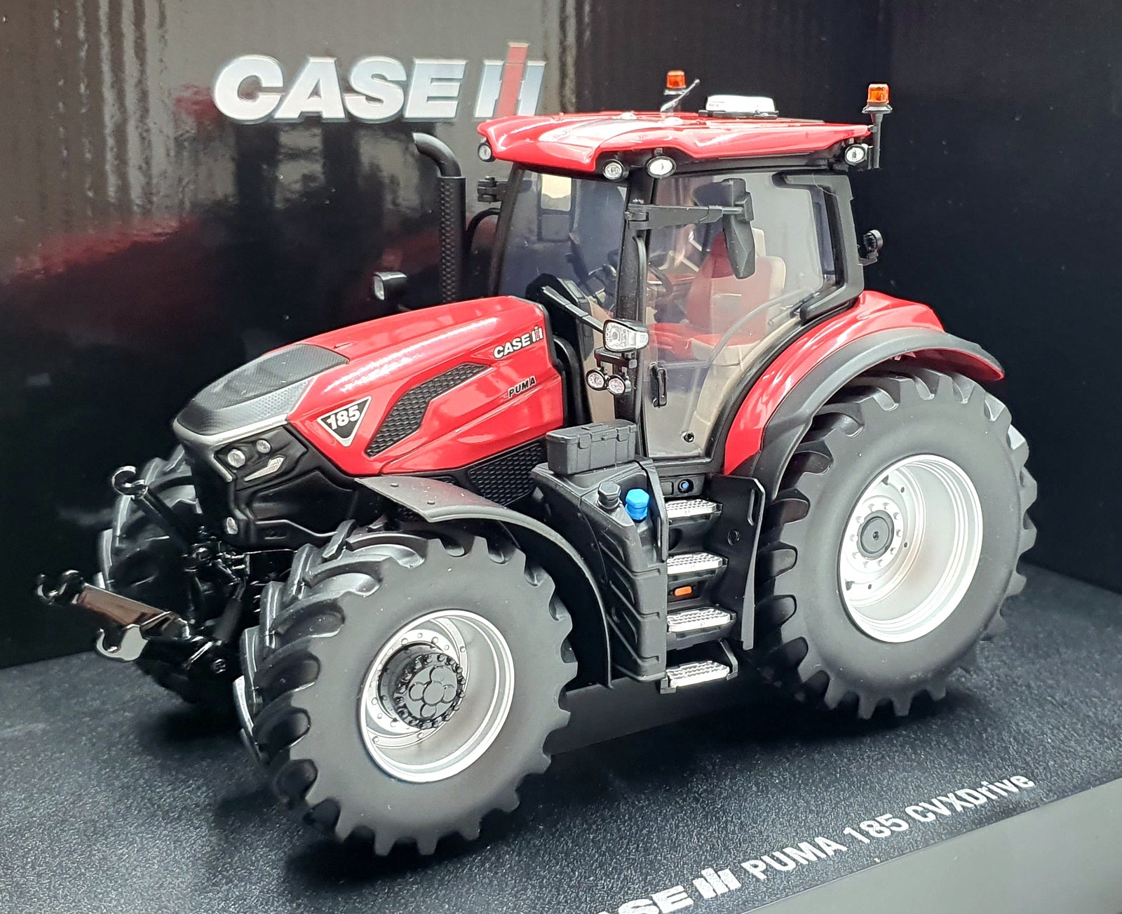 Universal Hobbies 1/32 Scale Diecast UH6811 - Case IH Puma 185 CVXDrive - Red