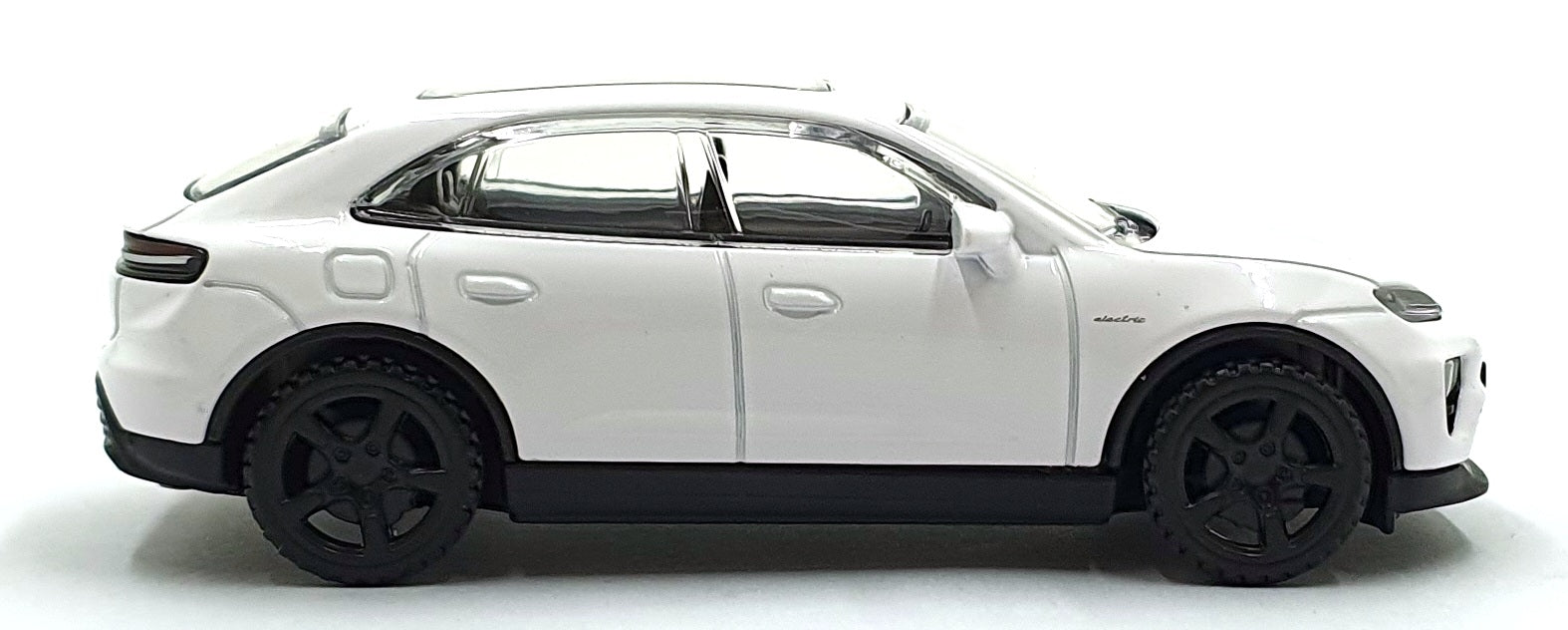 Rastar 1/43 Scale Diecast 64660 - Porsche Macan - White
