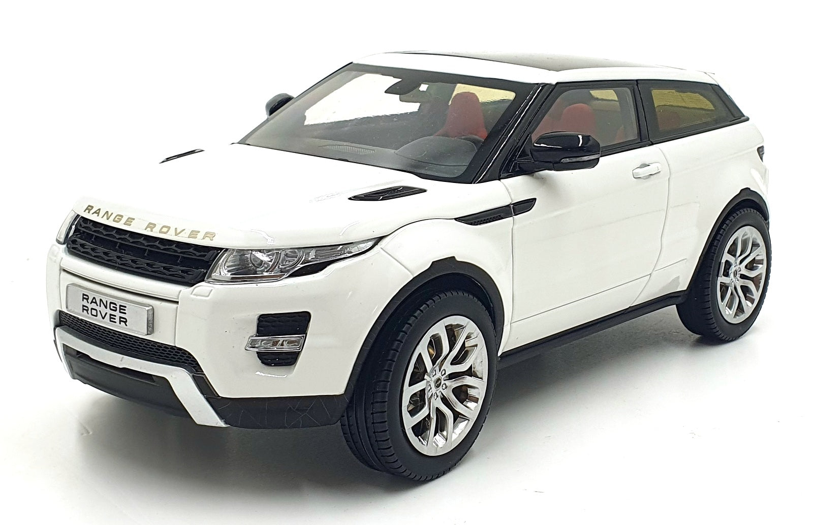 GT Autos 1/18 Scale Diecast 11003MB - Range Rover - White