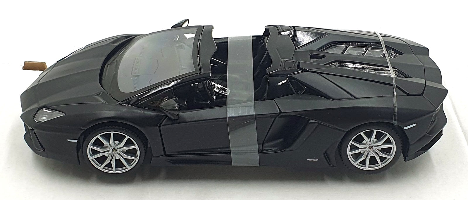 Maisto 1/24 Scale Diecast 31504 - Lamborghini Aventador Roadster - Black