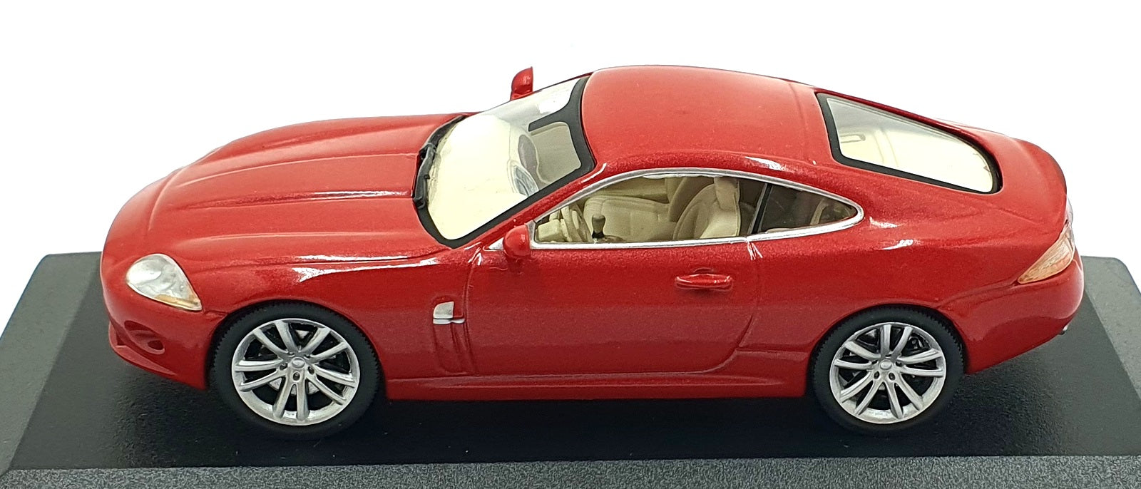 Atlas Editions 1/43 Scale 4 641 109 - Jaguar XK Coupe - Red