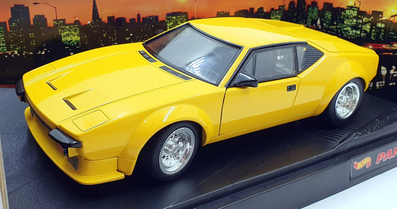 Hot Wheels 1/18 scale Diecast 27809 - DeTomaso Pantera - Yellow