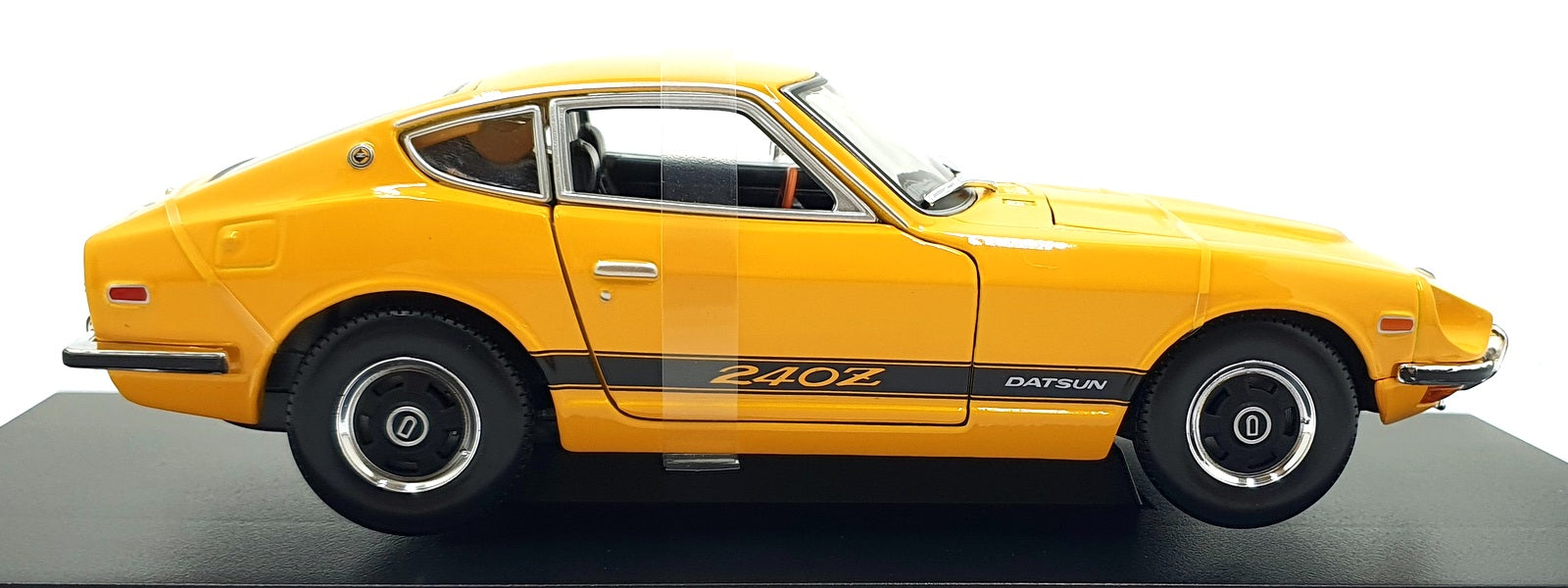 Maisto 1/18 Scale 46629 - 1971 Datsun 240Z - Yellow
