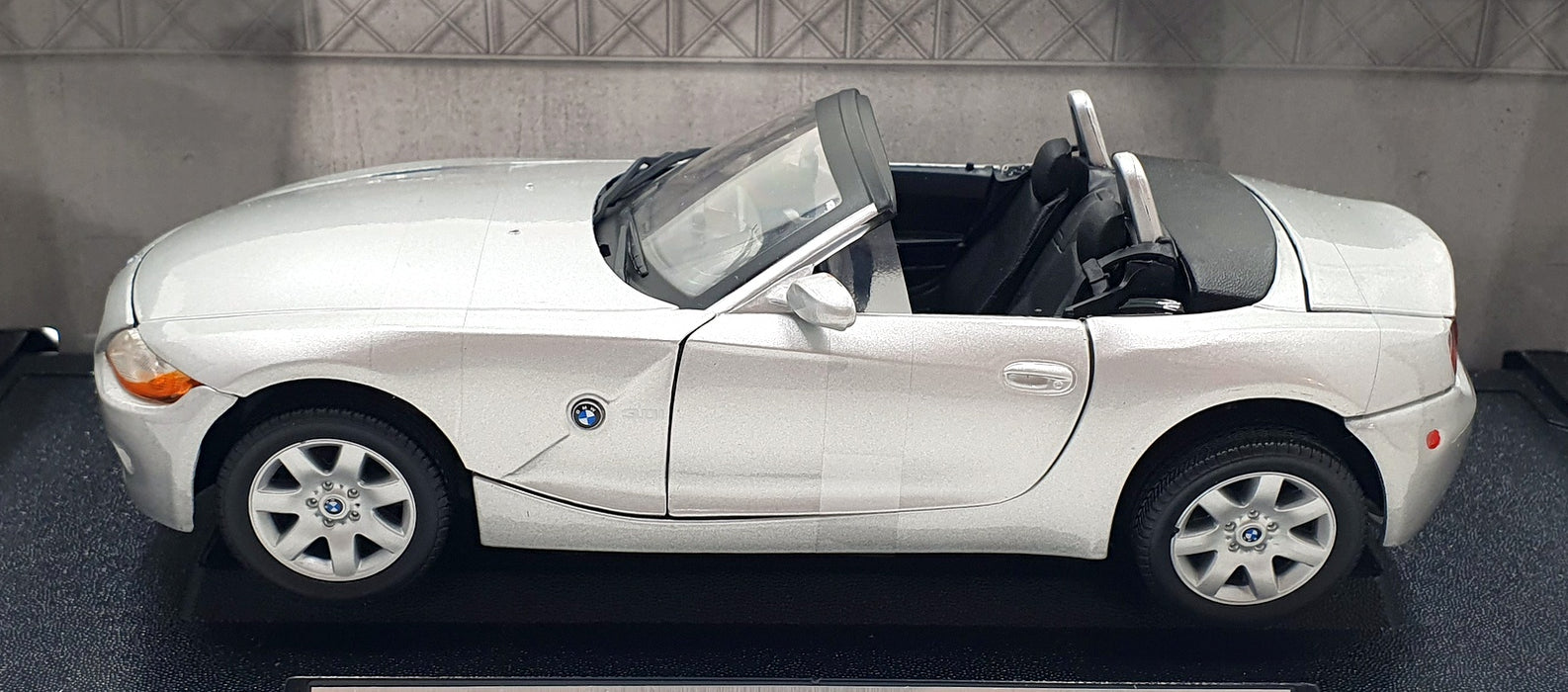 Motor Max 1/18 Scale Diecast 73144 - BMW Z4 - Silver
