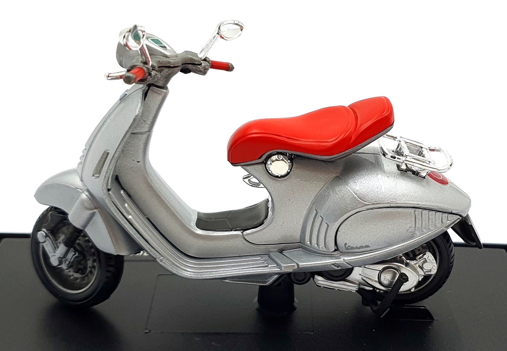 Maisto 1/18 Scale 39540 - 2014 Vespa 946 Bellissima Moped - Silver