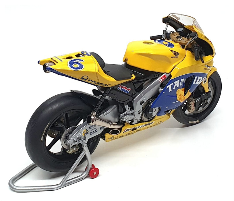 Minichamps 1/12 Scale 122 041006 - Honda RC211V M. Tamada MotoGP 2004