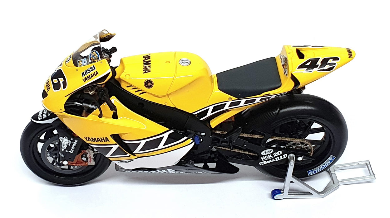 Minichamps 1/12 Scale 122 053096 - Yamaha YZR-M1 Laguna Seca 2005 V. Rossi