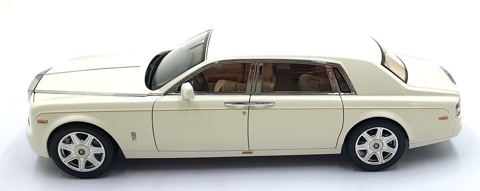 Kyosho 1/18 Scale Diecast 08841EW2 - Rolls Royce Phantom Extended English White